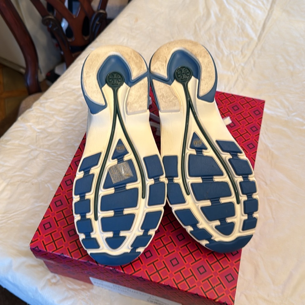 Tory Burch Lucky Trainer Stylish Beige and Blue Sneakers - Picture 6 of 7